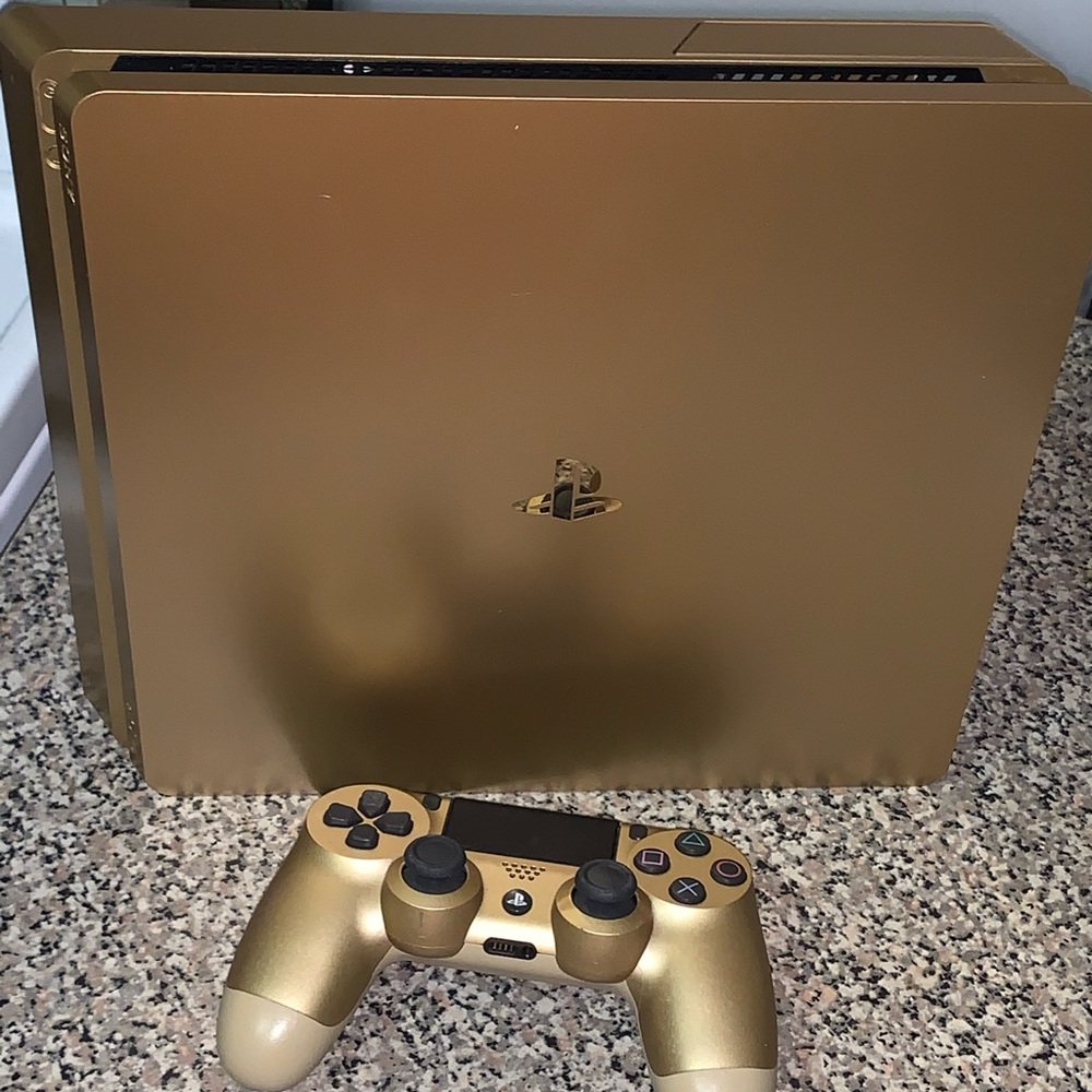 PlayStation 4 - LIMITED EDITION - GOLD 2TB